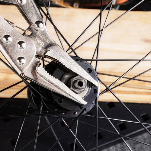 DELI Hosszúcsőrű zárófogó 9" DL20015B