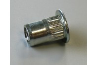 Szegecselhető anya M5 lapos peremmel