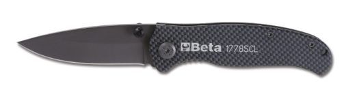 BETA 1778SCL Behajtható pengéjű kés soft carbon look kivitel penge edzett acélból tokkal szállítva (BETA 1778SCL)