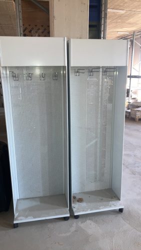 Perforált hátfalú bemutató állvány